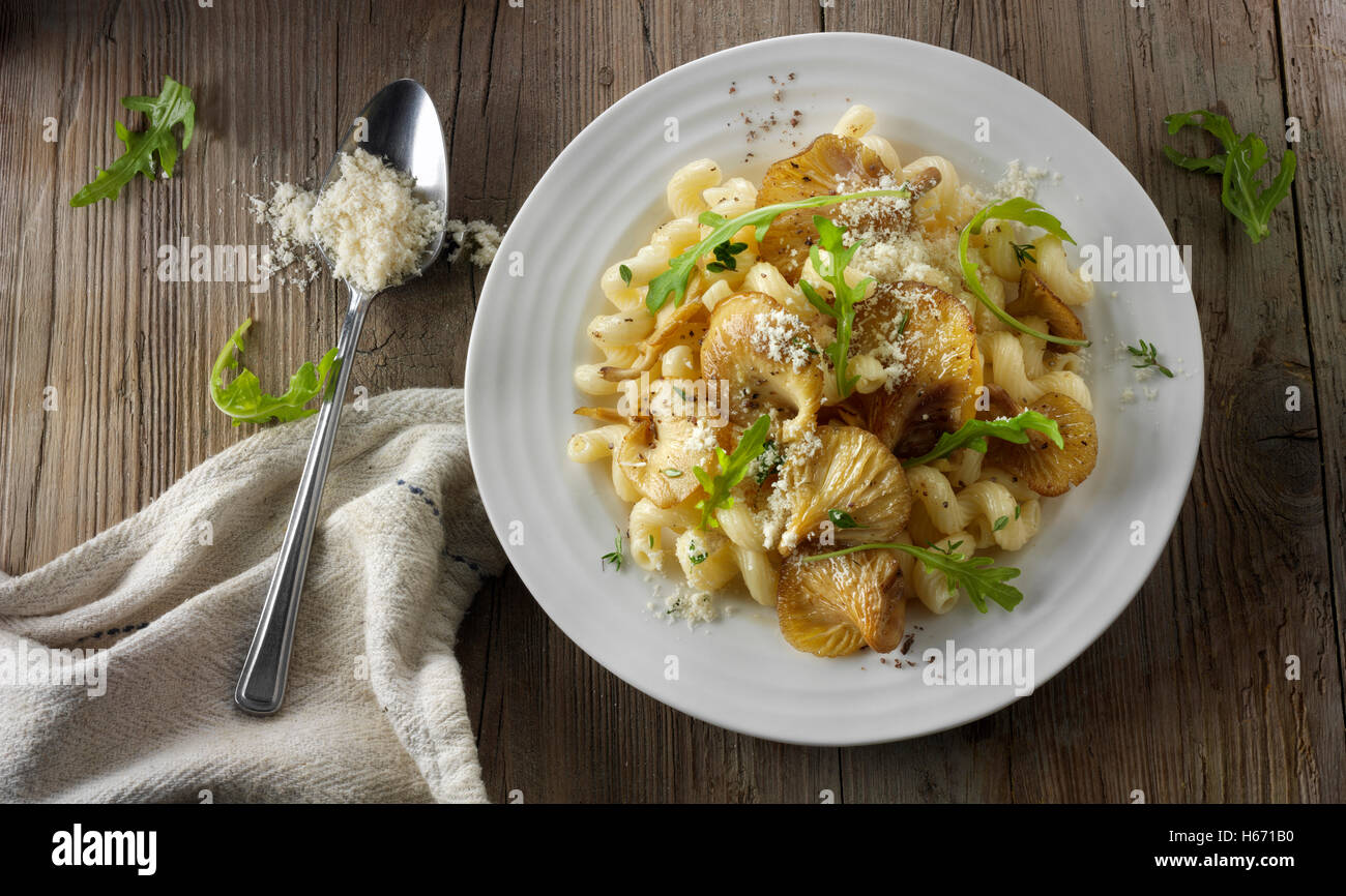 Sautierte gelbe Austernpilz mit Cavatappi Pasta auch bekannt als Cellentani, Amori, Spirali, Tortiglioni oder Fusilli rigati Stockfoto