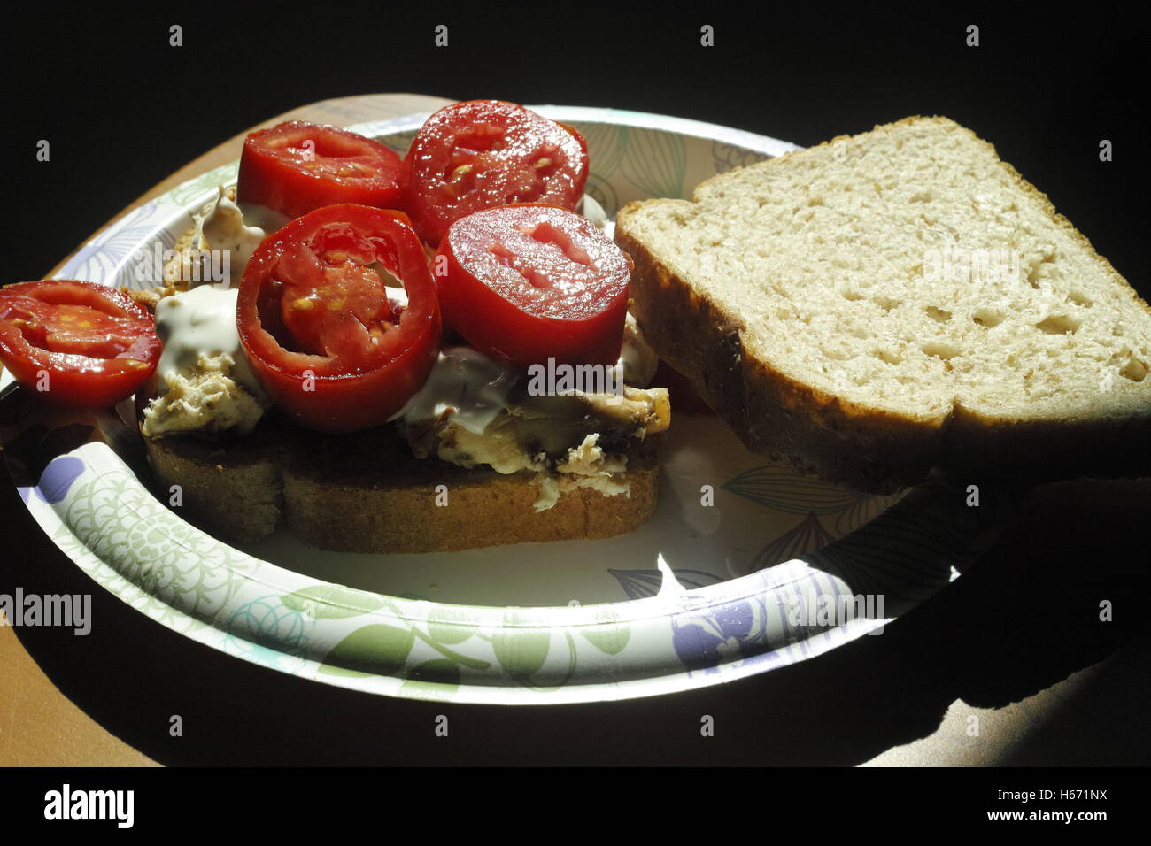 Gegrillte BLT Bacon, Salat und Tomate Sandwiches mit Hühnchen und Avocado Stockfoto