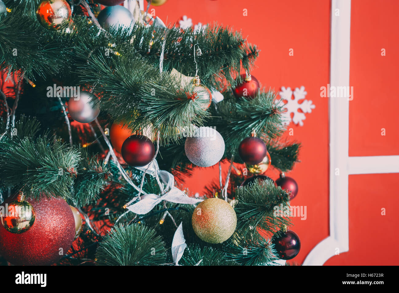 Eautiful neues Jahr rote Zimmer mit geschmückten Weihnachtsbaum. Die Idee für Postkarten. Soft Focus. seichte dof Stockfoto