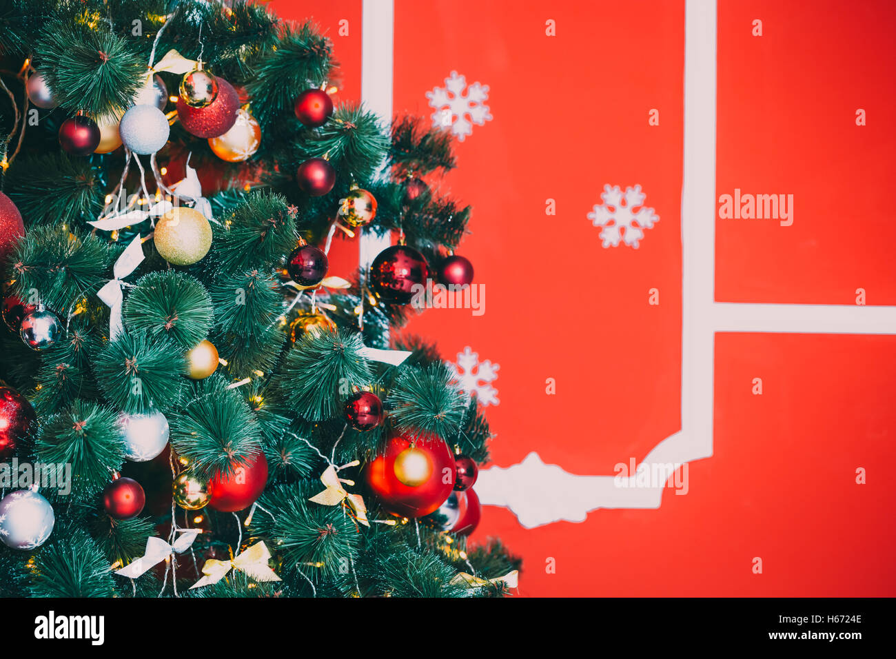Eautiful neues Jahr rote Zimmer mit geschmückten Weihnachtsbaum. Die Idee für Postkarten. Soft Focus. seichte dof Stockfoto