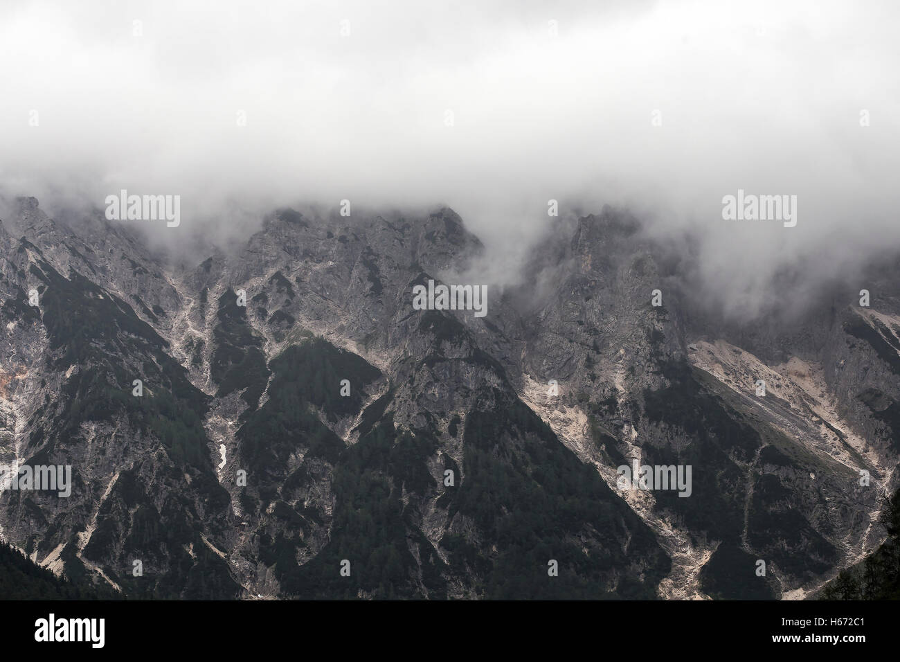 Mystische Bergszene mit Nebel umgeben. Stockfoto