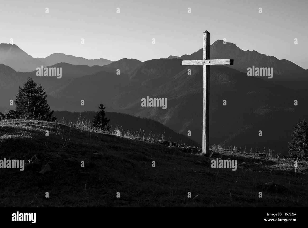 Blick auf die Berge Landschaft ein Holzkreuz aufgestellt im Boden. Stockfoto