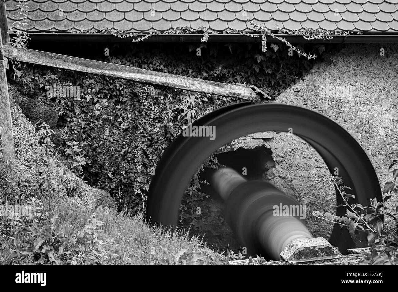Sauberes, frisches Wasser ist hölzernes Rad fixieren. Stockfoto