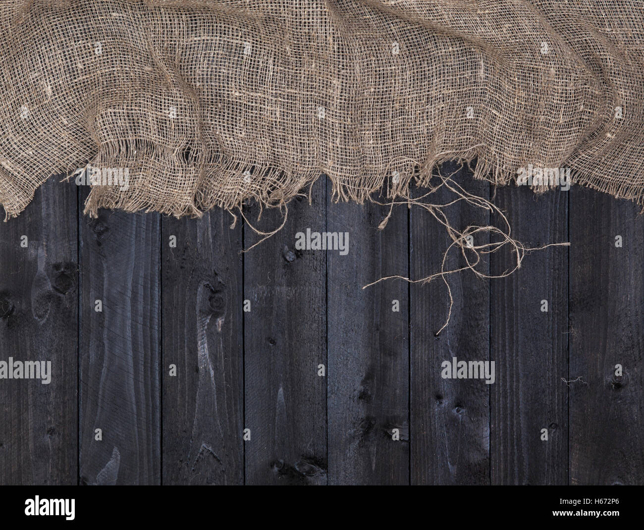 Jute auf alten Holztisch Hintergrund, Ansicht von oben Stockfoto