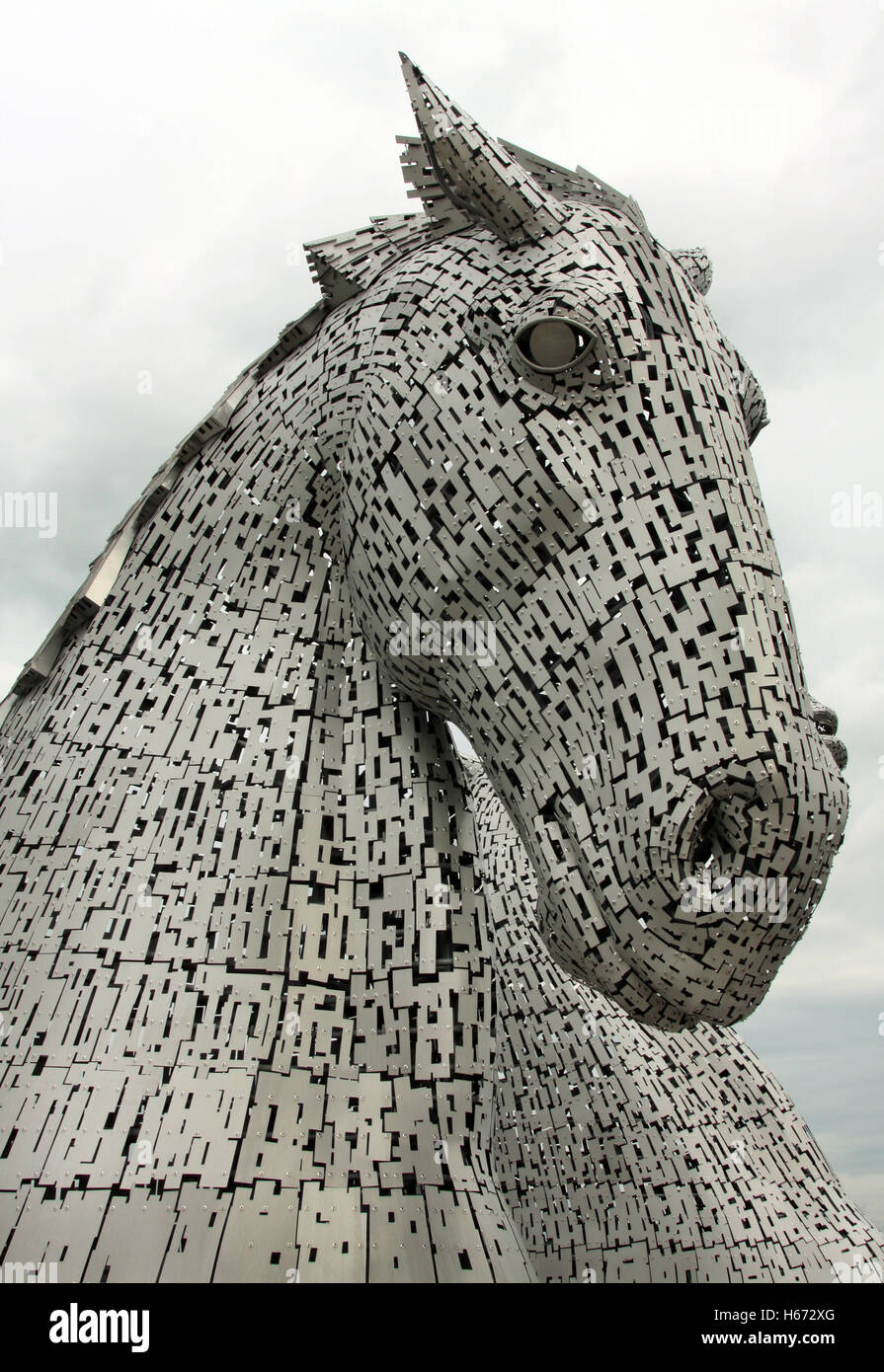 Detail einer der Köpfe der eines der Kelpie Skulpturen in Falkirk, Schottland. Sie sind das Werk von Andy Scott. Stockfoto
