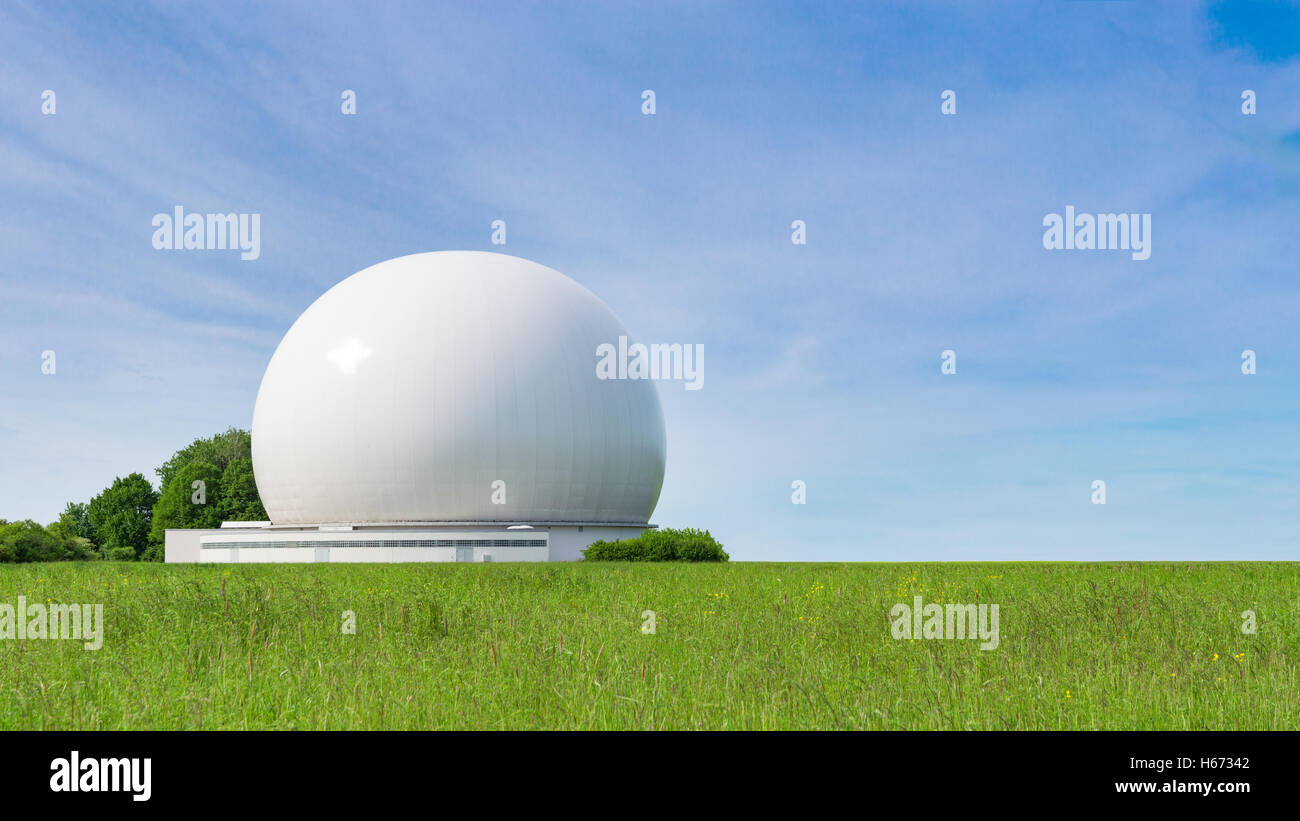 Sphäre des Radars ist Teil der komplexen Bodenstationen und Erdungsanschlüsse für Funkkommunikation und drahtlose Datenübertragung Rundfunk Stockfoto