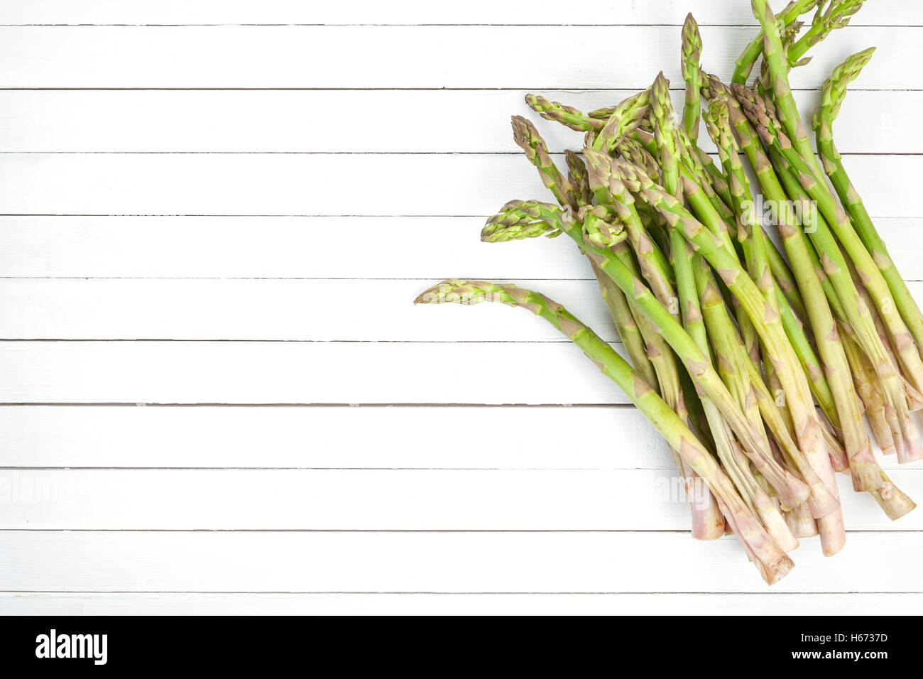 Frischer grüner Spargel auf weißem Hintergrund. Stockfoto