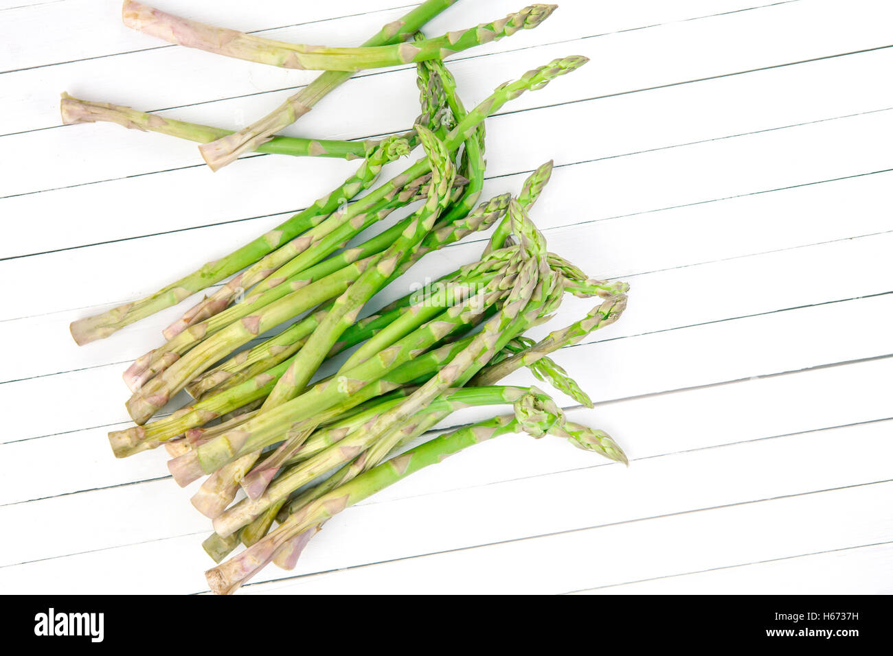 Frischer grüner Spargel auf weißem Hintergrund. Stockfoto