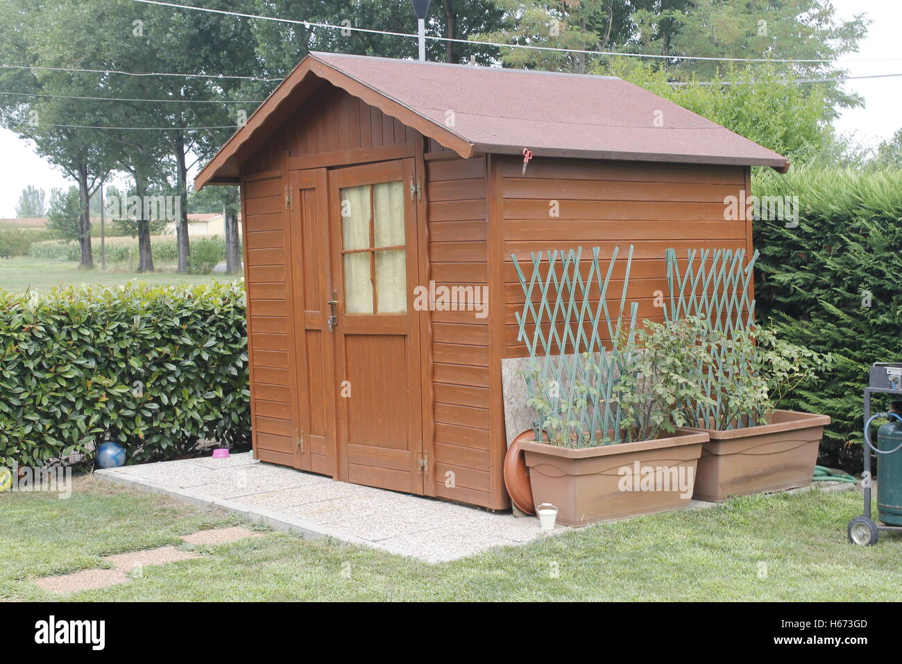 Holzschuppen für Werkzeuge im Garten Stockfoto