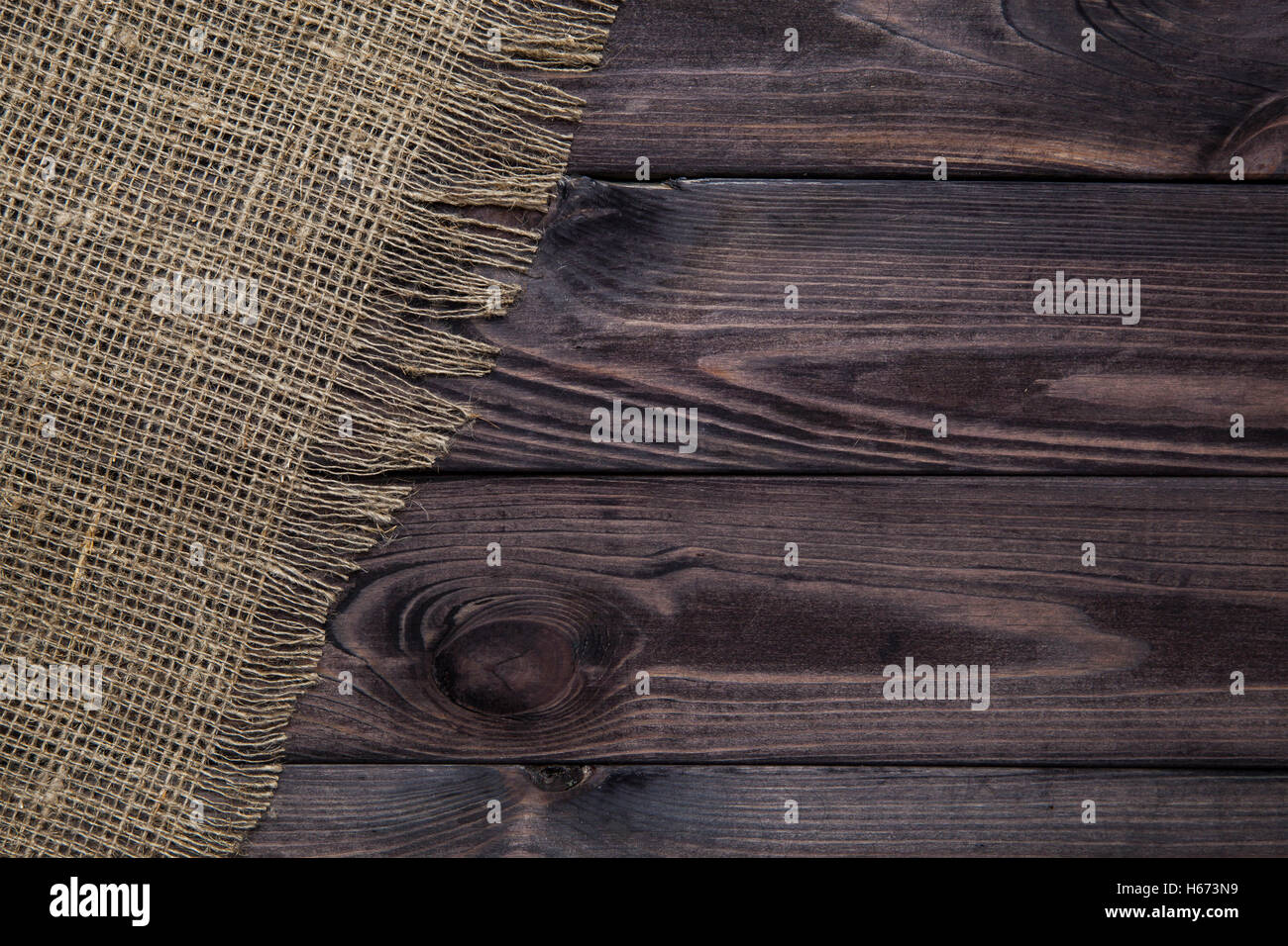 Sackleinen Textur auf Holztisch Hintergrund Stockfoto