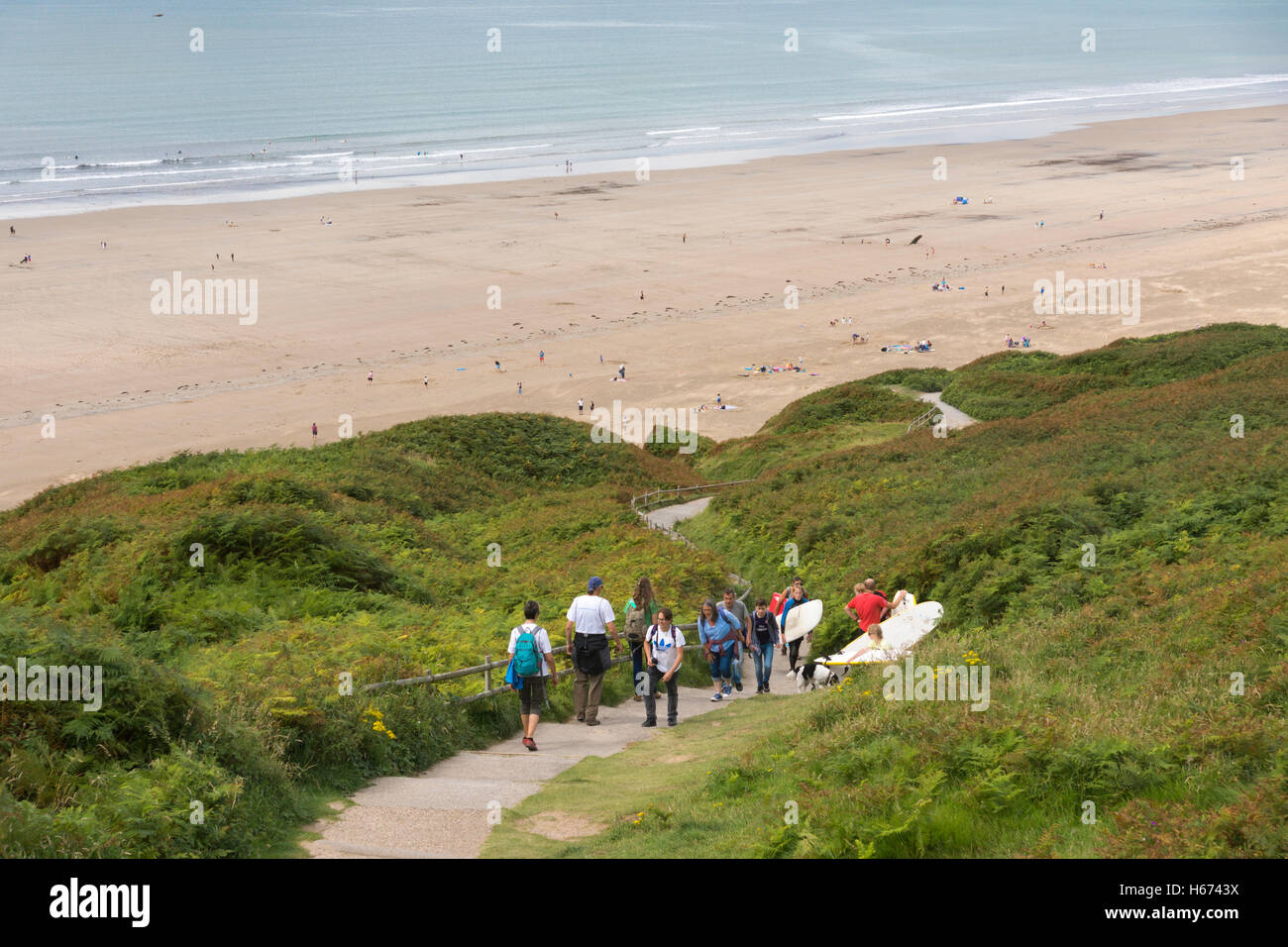 Urlauber, die ihren Weg zum und vom Strand Rhossili, Wales Stockfoto