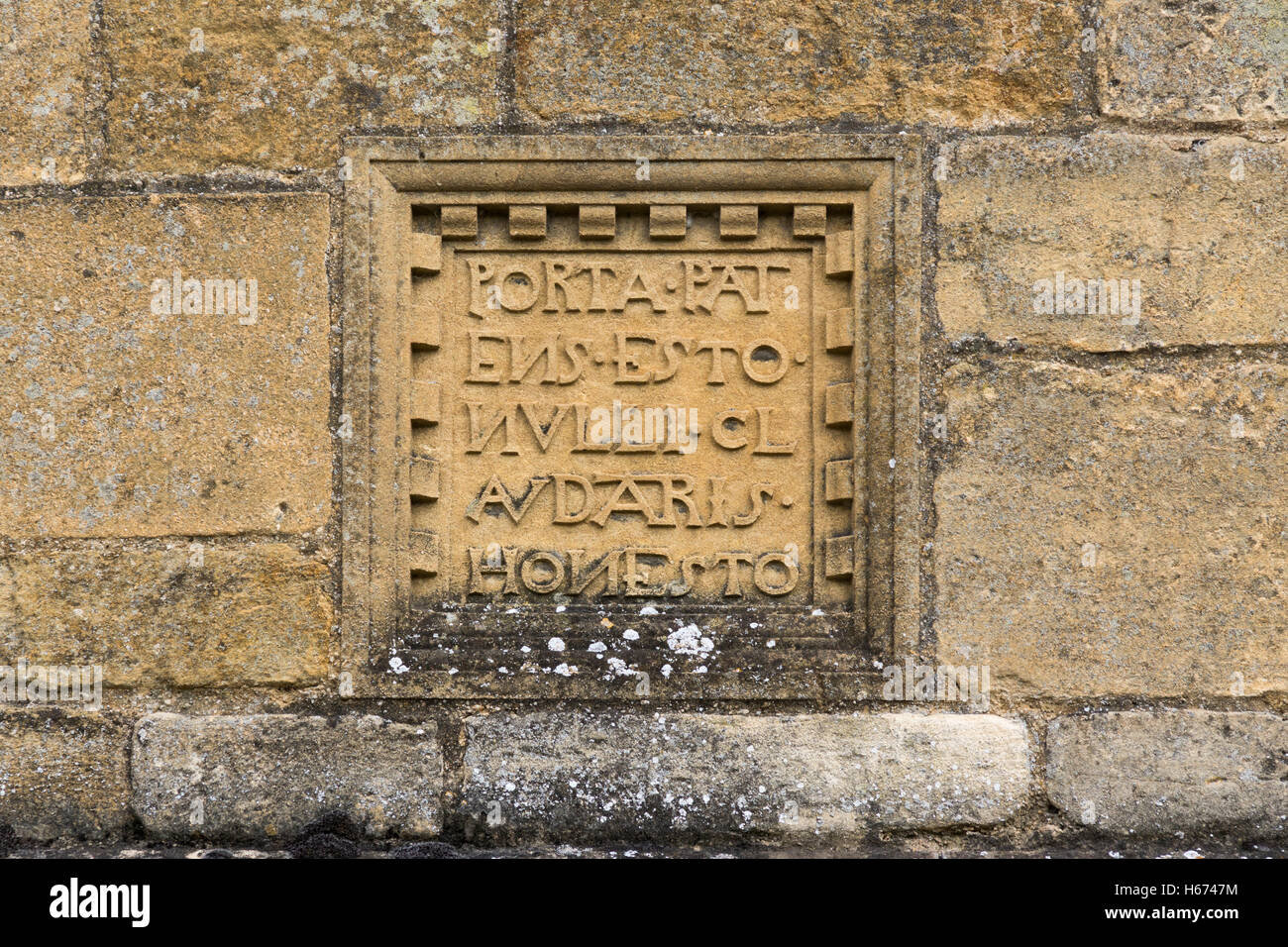 Eine lateinische Inschrift auf einem Haus in Broadway, "PORTA PATENS ESTO, NVLLI CLAVDARIS HONESTO" Stockfoto