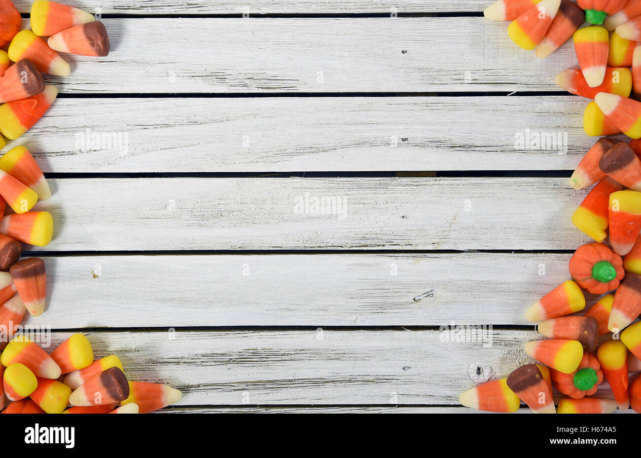 Herbst Candy Corn Grenze auf graue rustikale Holz Stockfoto
