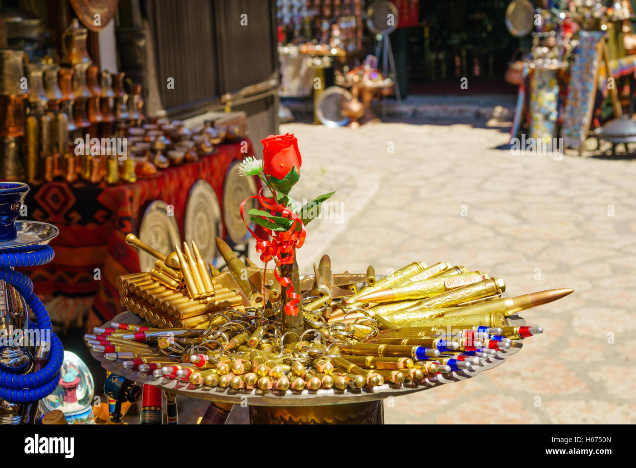 SARAJEVO, Bosnien und Herzegowina - 5. Juli 2015: Typische Kugel Souvenirs zum Verkauf in Sarajevo, Bosnien und Herzegowina Stockfoto