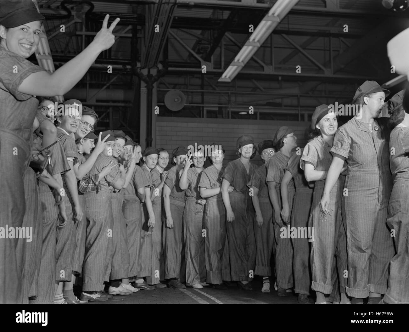 Große Gruppe der weiblichen Arbeitnehmer darauf warten, ihre Zeitkarten an Manufacturing Plant, Milwaukee, Wisconsin, USA, Ann Rosener für Office of War Information, Punch-Oktober 1942 Stockfoto