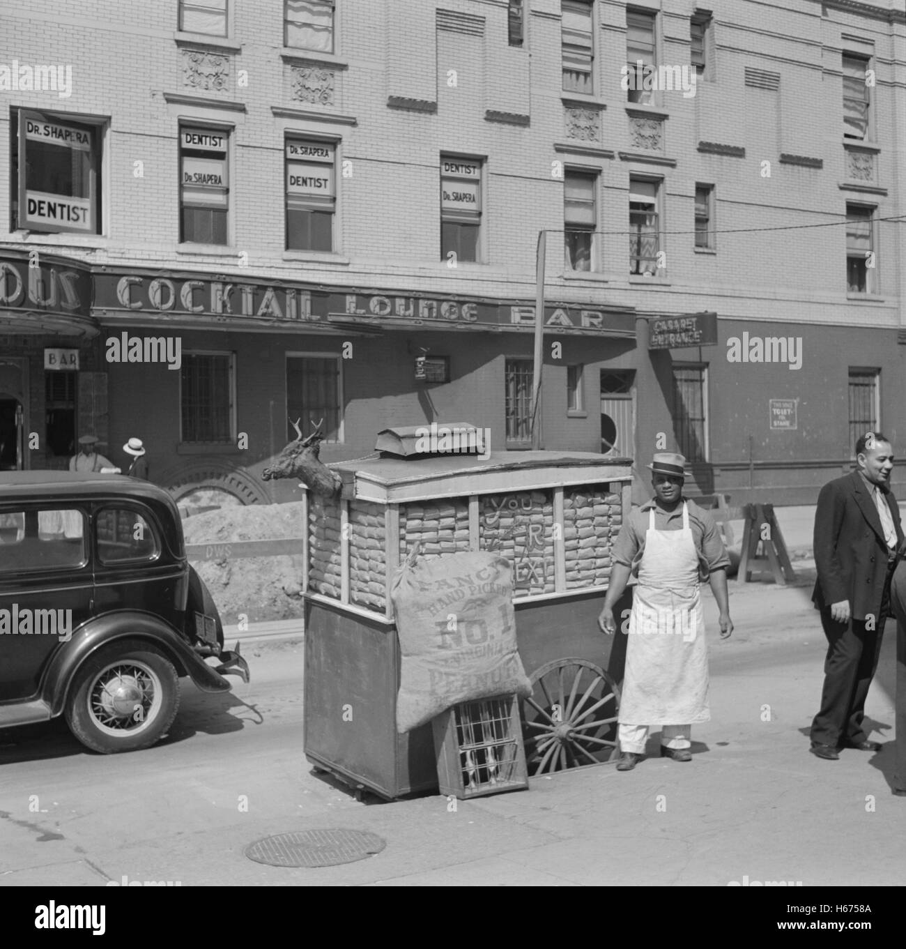 Straßenhändler mit Erdnuss Wagon, Lenox Avenue und 133. Street, New York City, New York, USA, Jack Allison, Büro der Krieg-Informationen, Juli 1938 Stockfoto