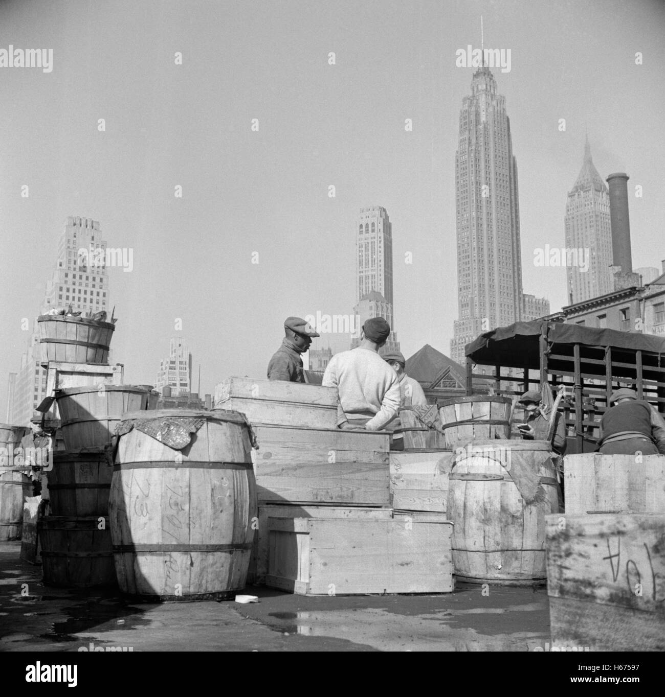 Fässer und Kisten mit Fisch, Fulton Fish Market, New York City, New York, USA, Gordon Parks für Büro der Krieg-Informationen, Mai 1943 Stockfoto