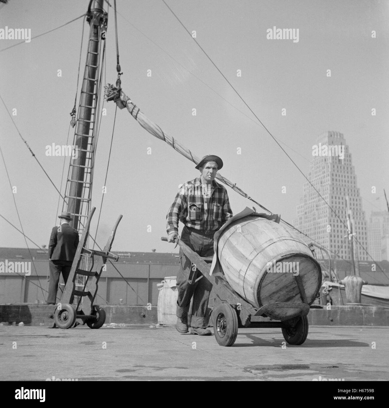 Dock Stevedore bewegen Barrel Kabeljau, Fulton Fish Market, New York City, New York, USA, Gordon Parks für Büro der Krieg-Informationen, Mai 1943 Stockfoto