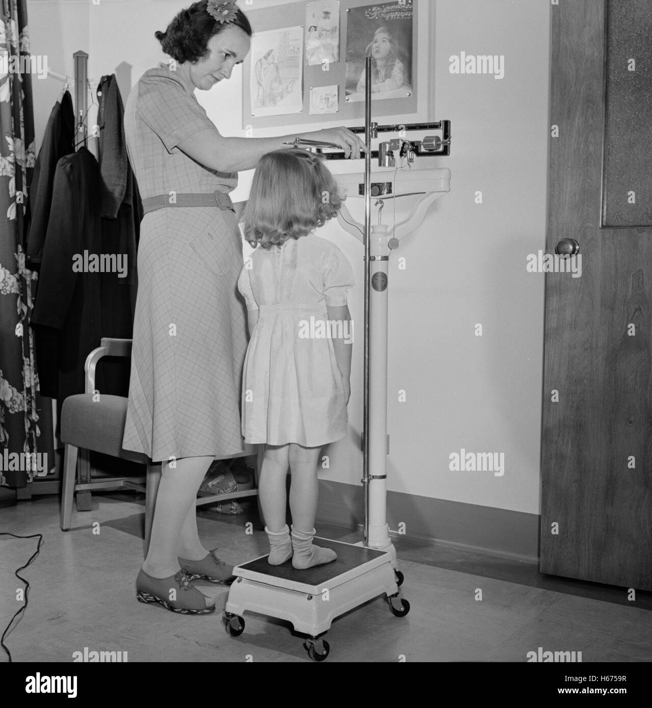 Junges Mädchen Höhe gemessen am Gesundheitszentrum, Southington, Connecticut, USA, Fenno Jacobs für Büro der Krieg-Informationen, kann 1942 Stockfoto