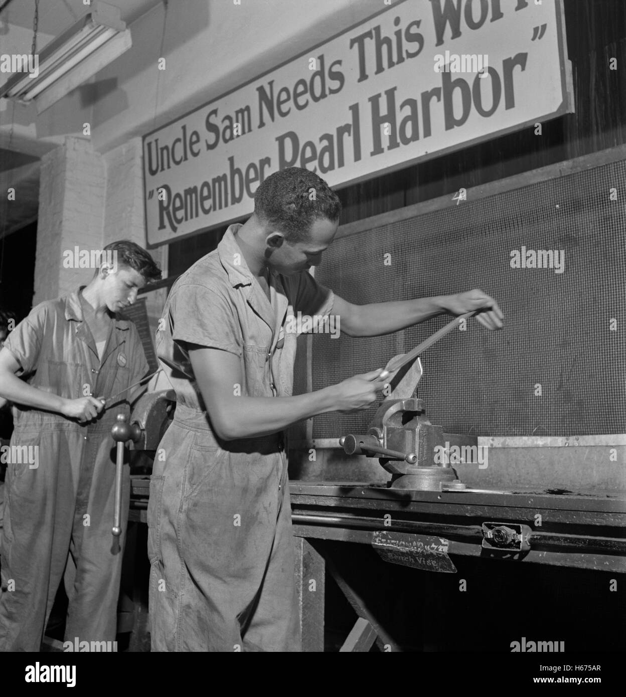 Zwei Bench Arbeiter erhalten Schulungen in Werkstatt Praxis, National Youth Administration Arbeitsplatz, Brooklyn, New York, USA, Fritz Henle für Büro der Krieg-Informationen, August 1942 Stockfoto