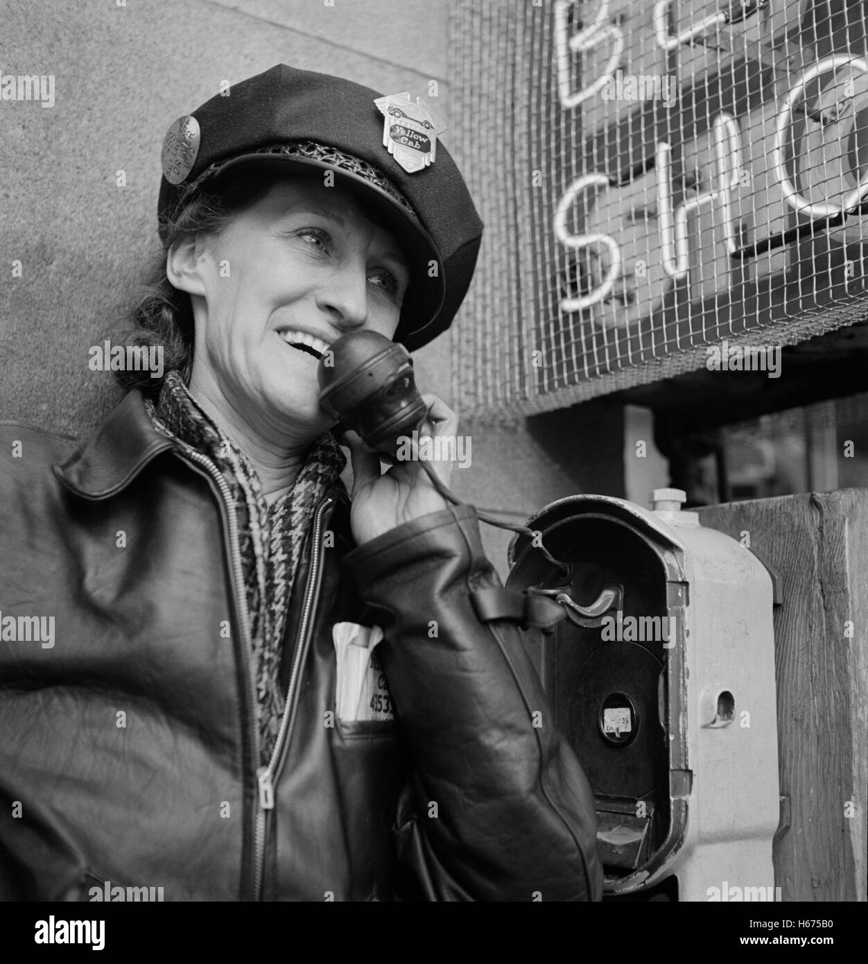 Frau am Telefon während des Trainings zu betreiben Busse und Taxis während Zweiter Weltkrieg, Salt Lake City, Utah, USA, Andreas Feininger für Office of War Information, November 1942 Stockfoto