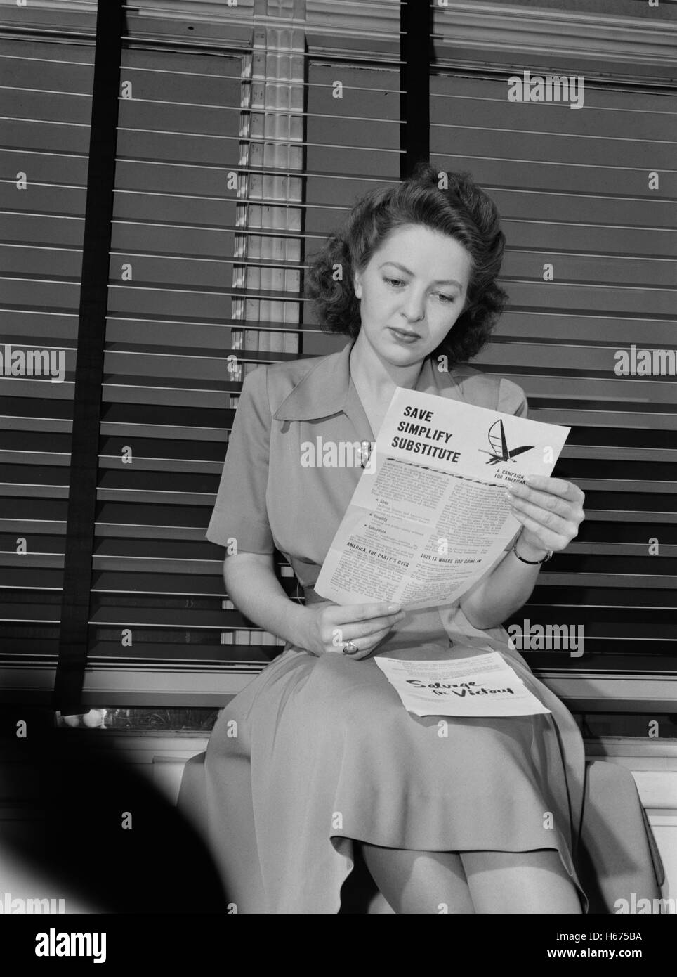 Frau liest Regierung Literatur über Rationierung und Februar 1942 während des zweiten Weltkriegs, Ann Röhrich für Office für Notfallmanagement, Bergung Stockfoto