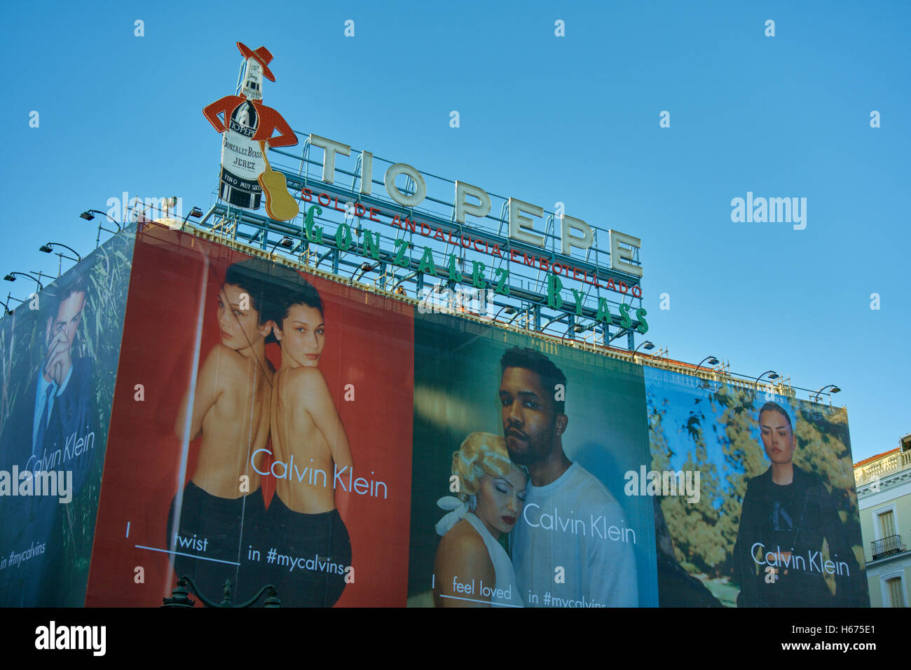 Tio Pepe-Werbung auf dem Dach eines Gebäudes in der Puerta del Sol, Madrid, Spanien Stockfoto