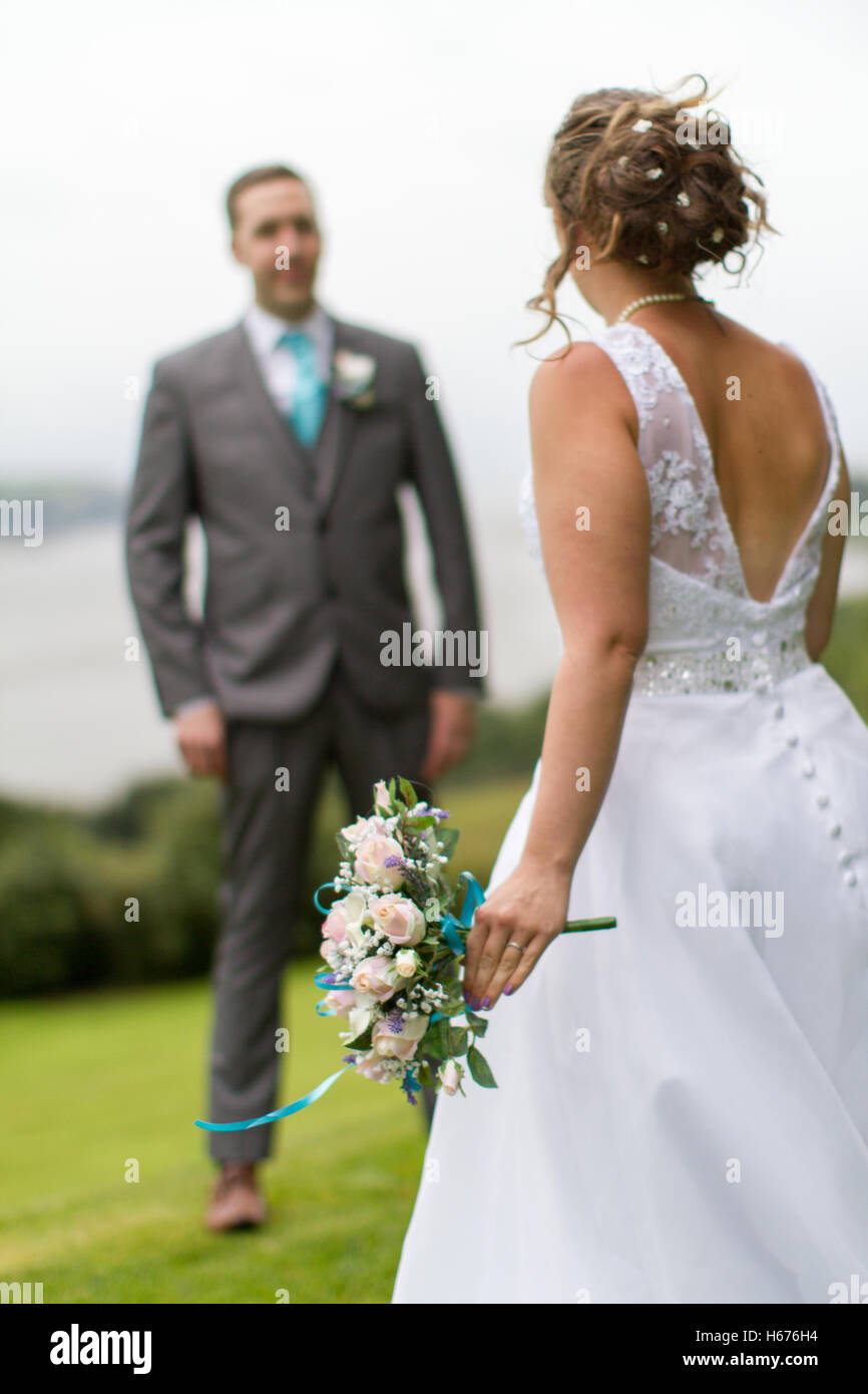 Frisch verheiratete Mann und Frau, die formale Fotos auf ihrer Hochzeit Stockfoto