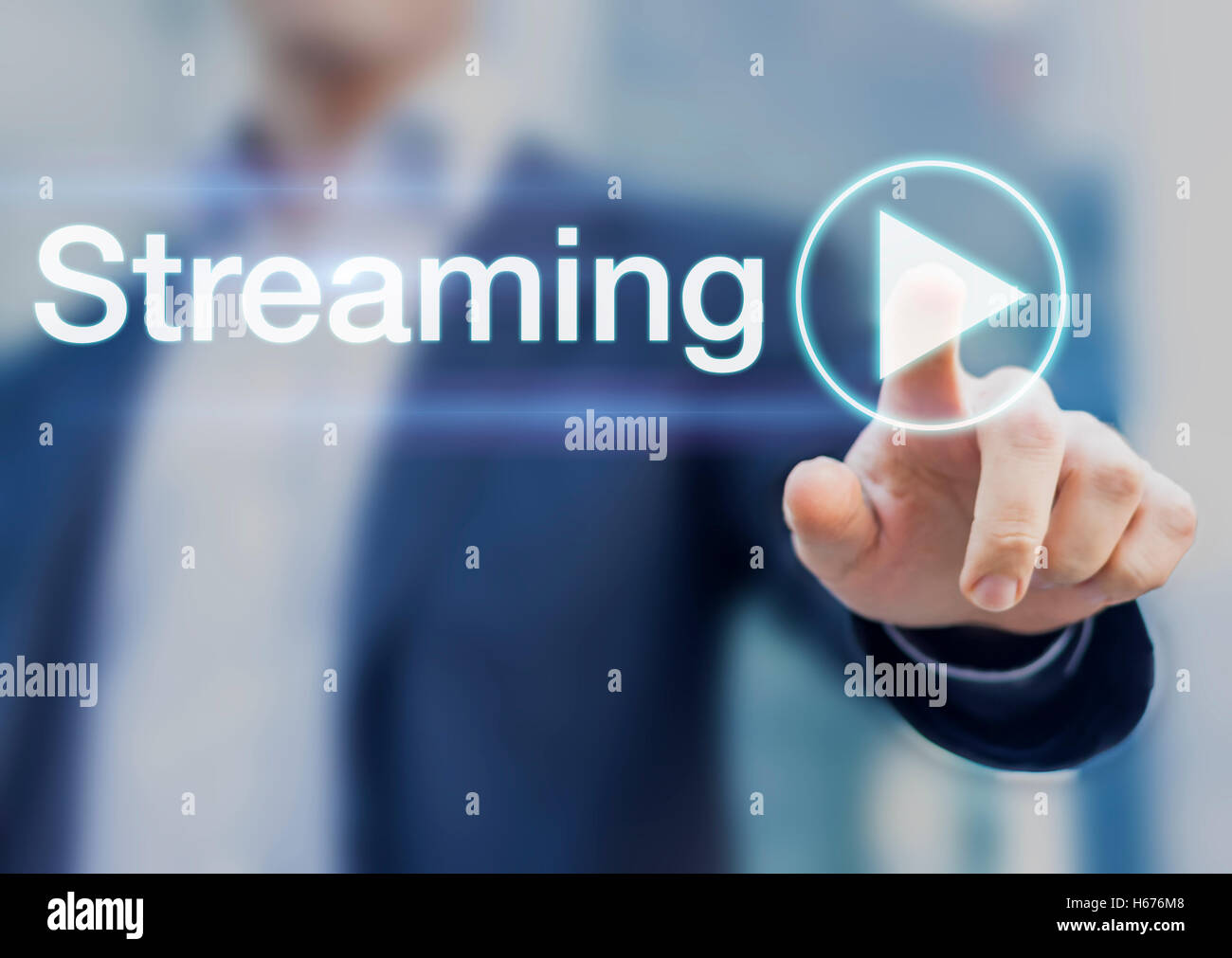 Streaming-Medienkonzept mit Play-Taste auf digitale Schnittstelle mit einer Person im Hintergrund Stockfoto