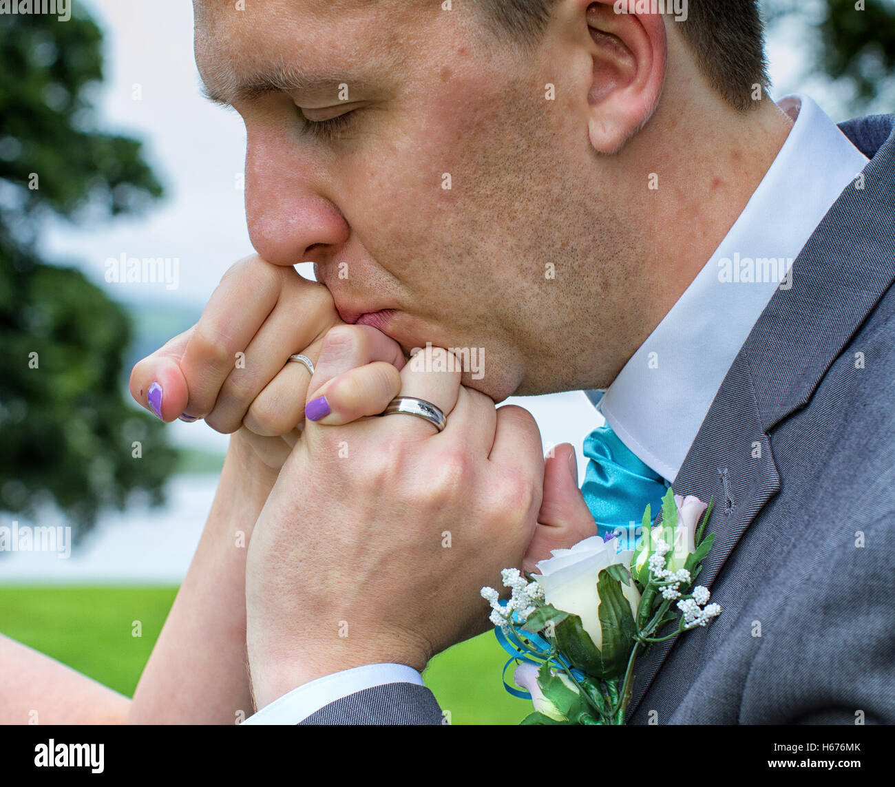 Mann küssen seine neue Frau Hand an ihrem Hochzeitstag Stockfoto