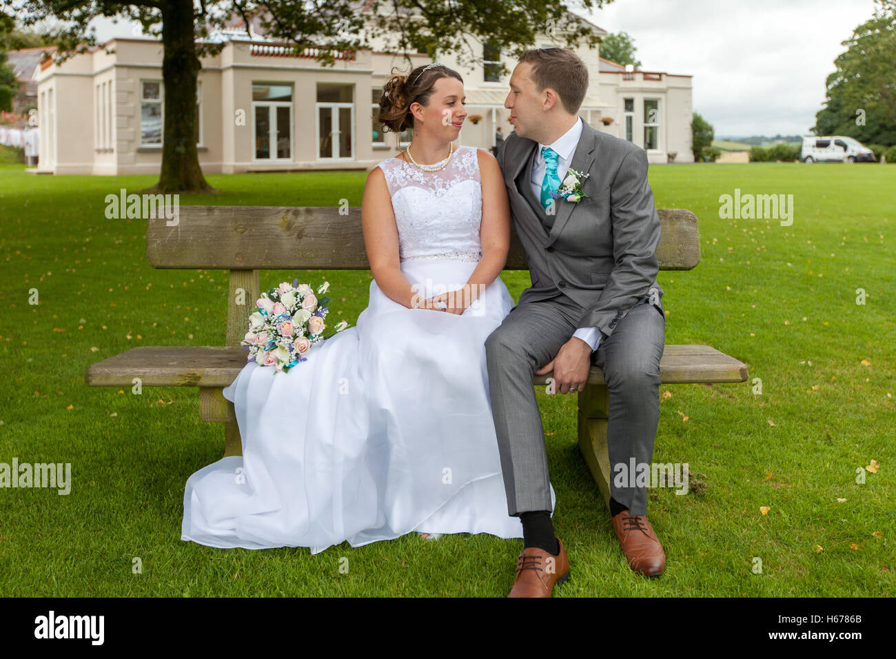 Frisch verheiratete Mann und Frau, die formale Fotos auf ihrer Hochzeit Stockfoto