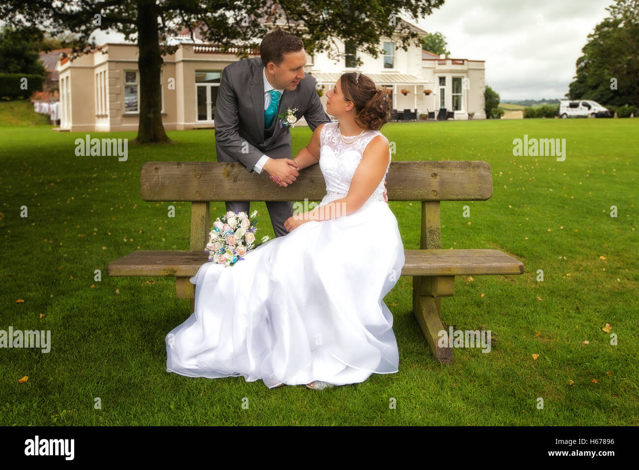 Frisch verheiratete Mann und Frau, die formale Fotos auf ihrer Hochzeit Stockfoto