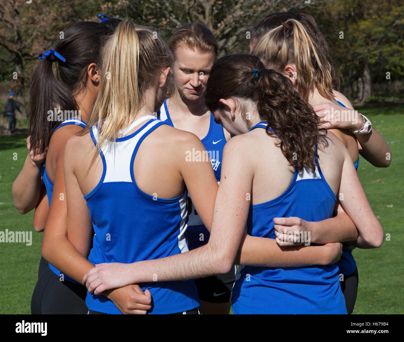Whitefish Bay Girls' Cross Country Team verbindet Arme vor dem Rennen in einem Wisconsin Schnitt gerecht zu werden. Stockfoto