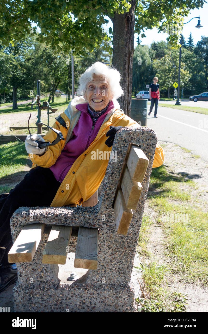 Trafen sich die bemerkenswerte 91 Jahre alte Penny Jacobs ein Lebemann mit vielen Talenten am Ufer des Cedar Lake. Minneapolis Minnesota MN USA Stockfoto