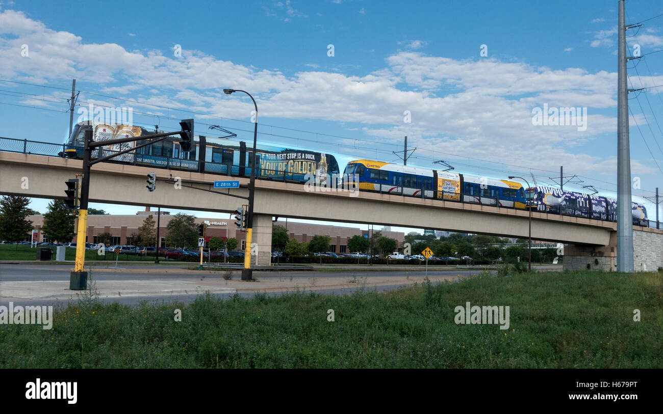 Blue Line U-Bahn fährt über Minnehaha Avenue Mall of America und Flughafen in die Innenstadt von Minneapolis Minnesota MN USA Stockfoto