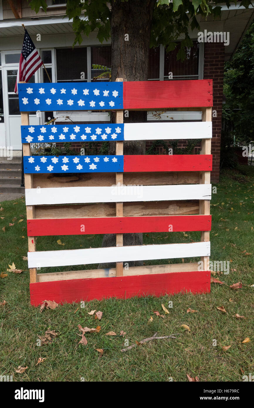 Patriotische Palette Stil amerikanische Flagge stolz auf einem Rasen vor dem Haus angezeigt. St Paul Minnesota MN USA Stockfoto