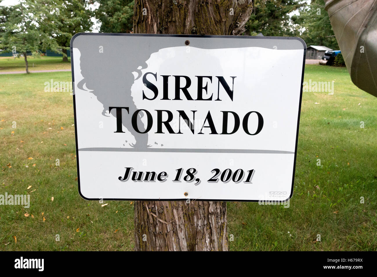 Weisen Sie Erinnerung an der Tornado des 18. Juni 2001 mit einem gebogenem Aluminium Ruderboot um einen Pfahl Zeichen auf. Sirene Wisconsin WI USA Stockfoto