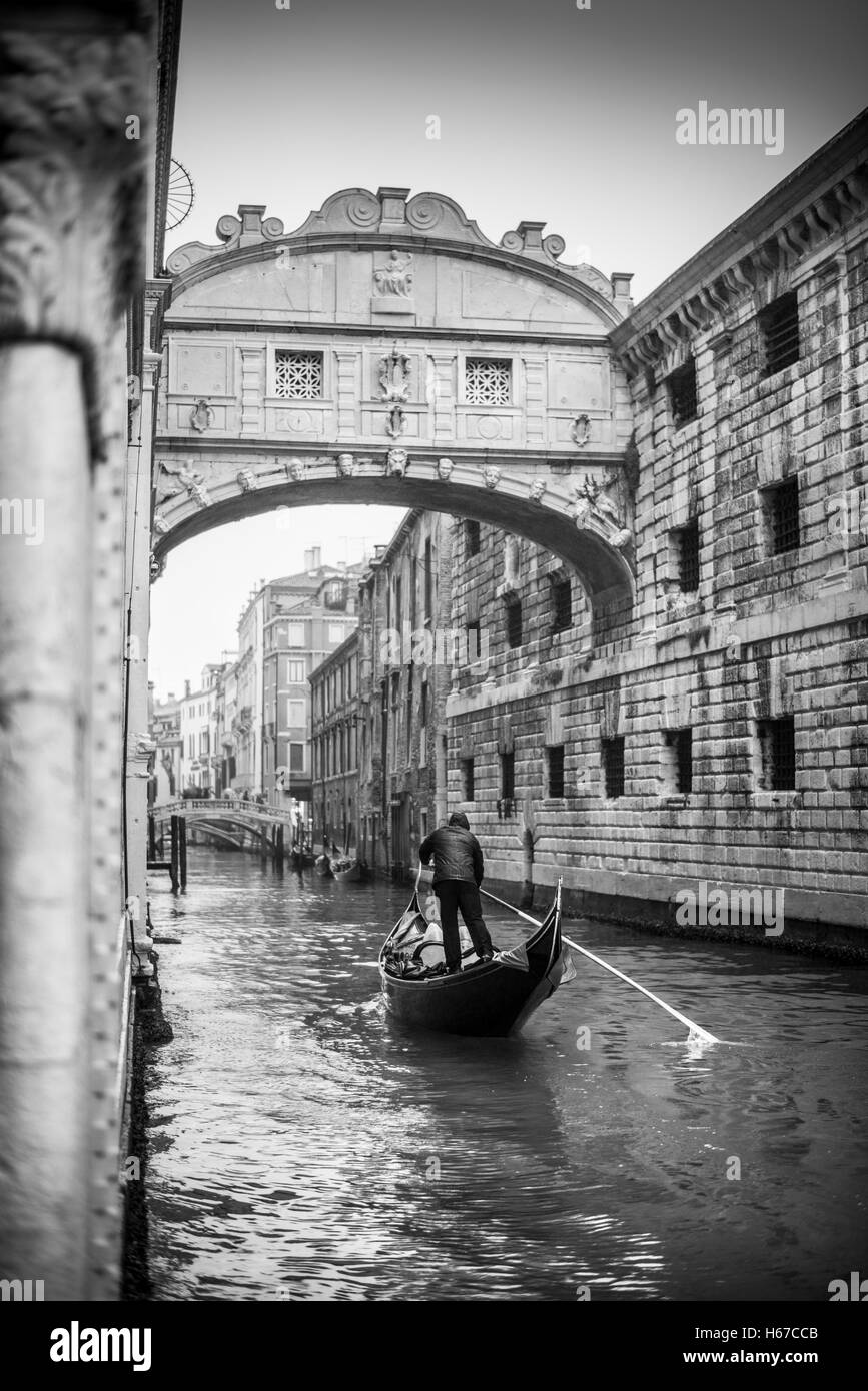 Gondeln fahren neben Dogenpalast unter der Seufzerbrücke (Ponte dei Sospiri), Venedig, Italien, EU, Europa Stockfoto