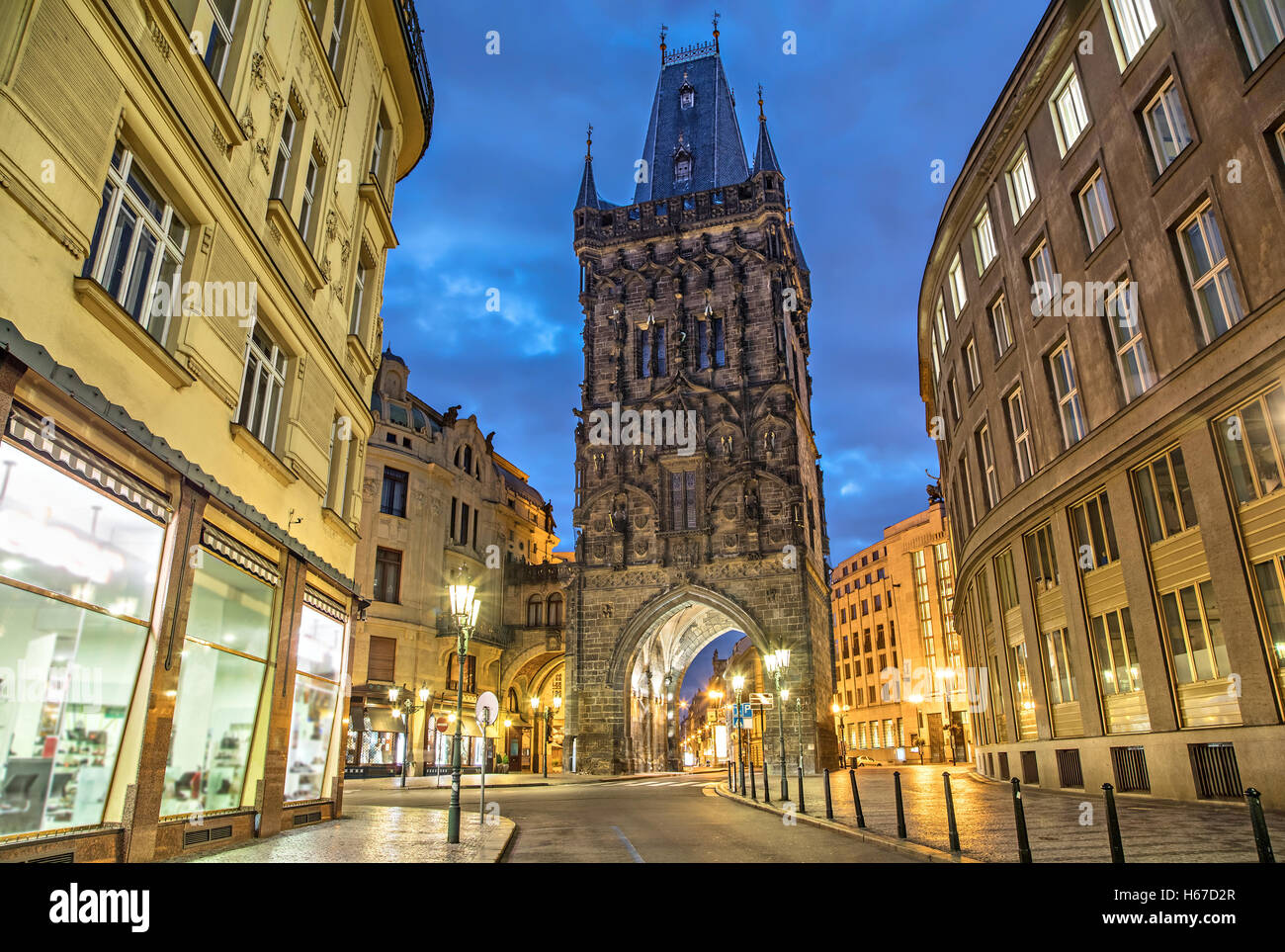 Pulverturm - mittelalterliche gotische Stadttor in Prag, Tschechische Republik Stockfoto