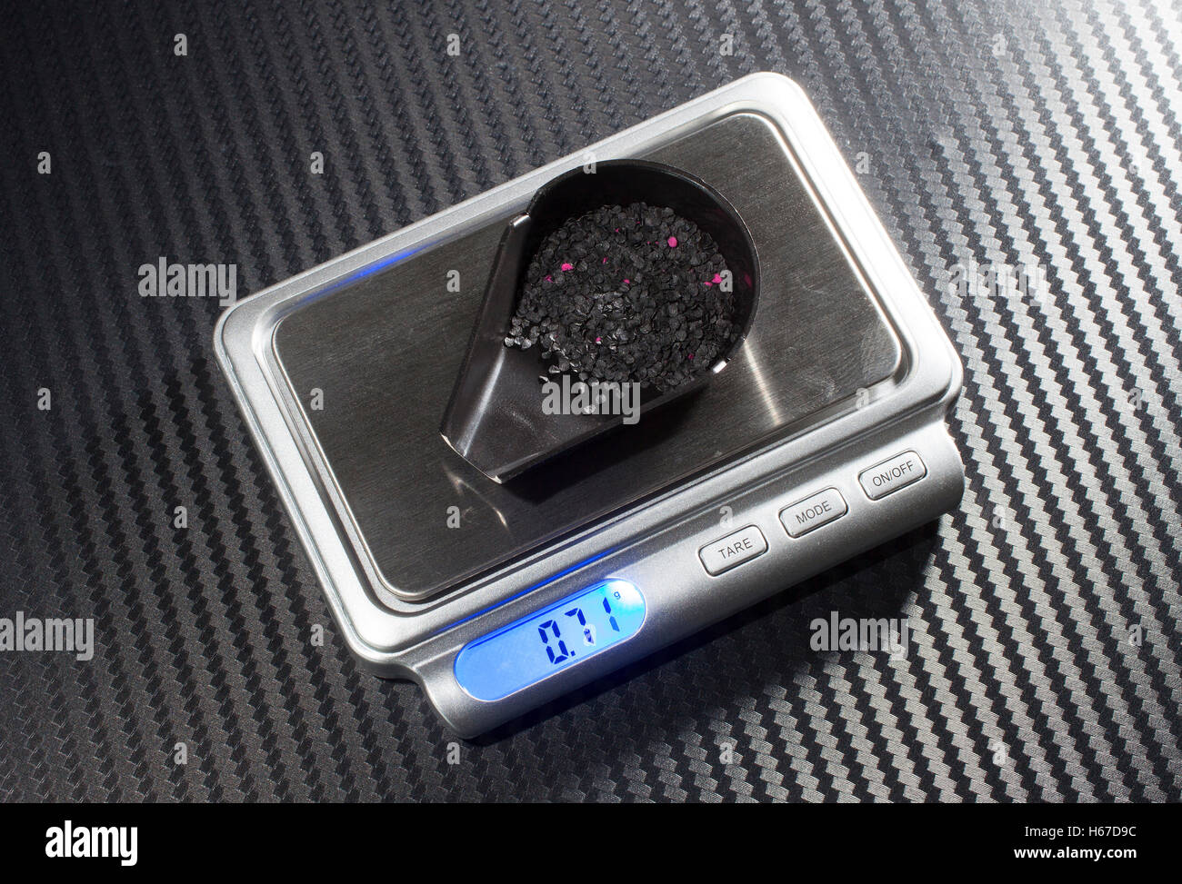 Digitale Waage misst das Gewicht des Schießpulvers in einem container Stockfoto