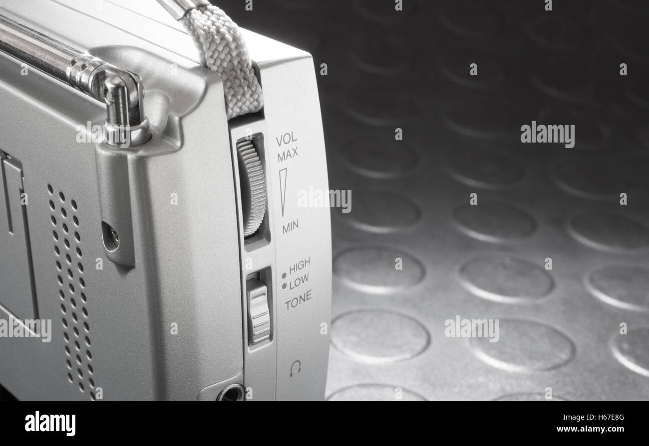 Lautstärke- und Klangregler an der Seite einer Batterie angetrieben radio Stockfoto