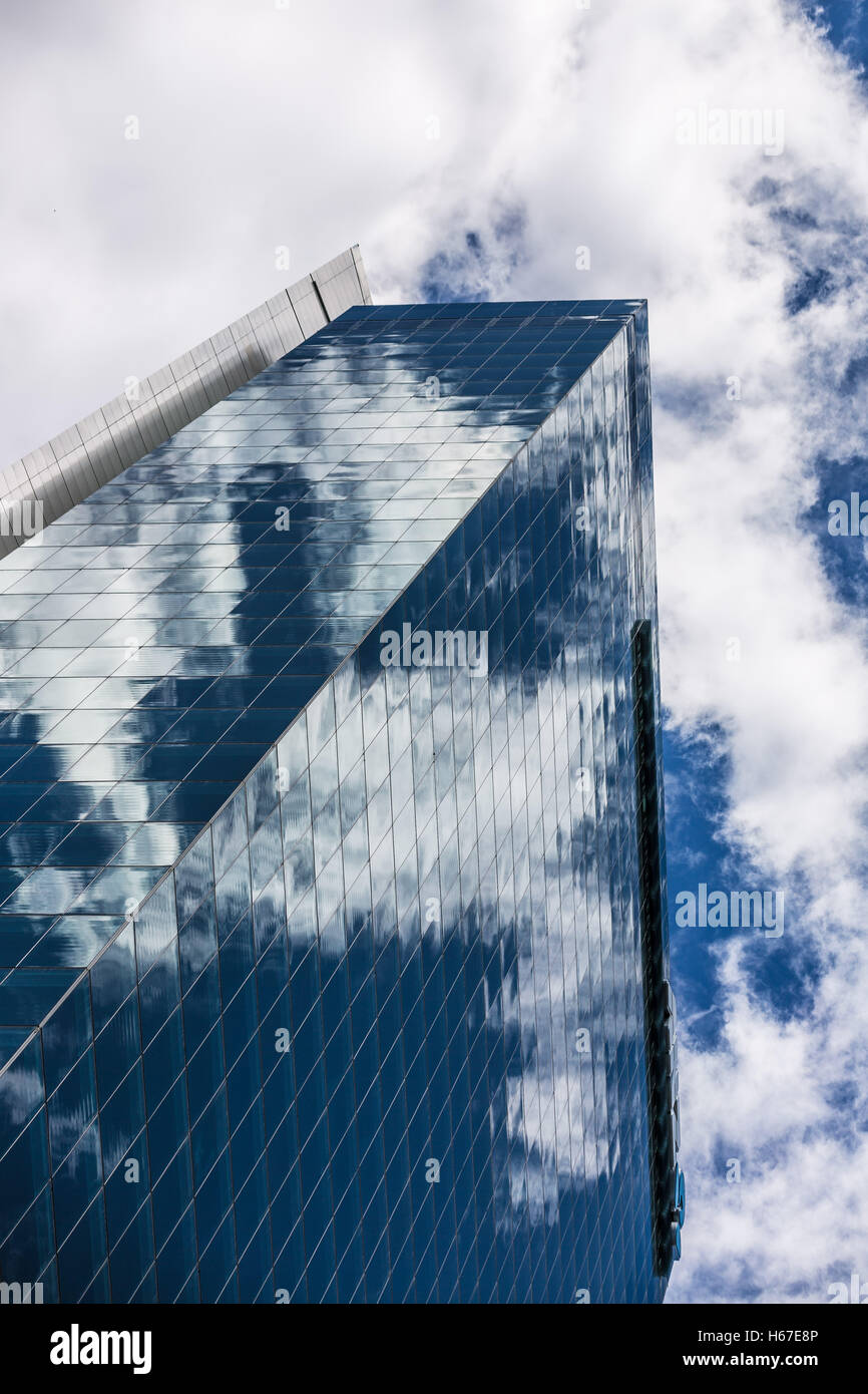 Interessante Reflexion der Wolken auf einem Glas-Wolkenkratzer Stockfoto