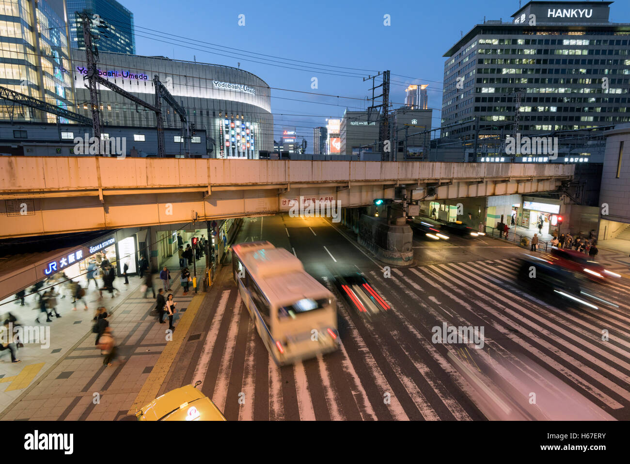 Osaka, Japan - 3. Dezember 2015: Pendler Rauschen an der Vorderseite des Osaka Station. Stockfoto
