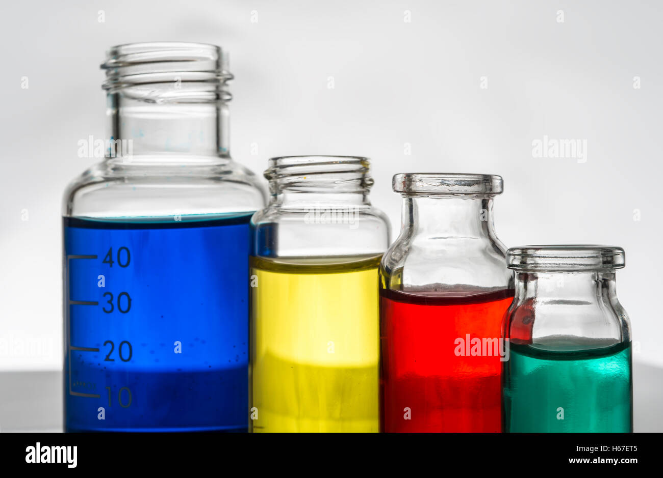 Satz von Laborflaschen mit Farbe Flüssigkeit Stockfoto