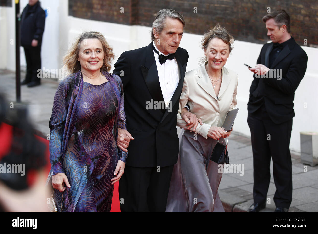 Sinead Cusack, Jeremy Irons und Niamh Cusack Ankunft besucht A Gala-Feier in The Old Vic Theater auf 19. April 2015. London. Stockfoto