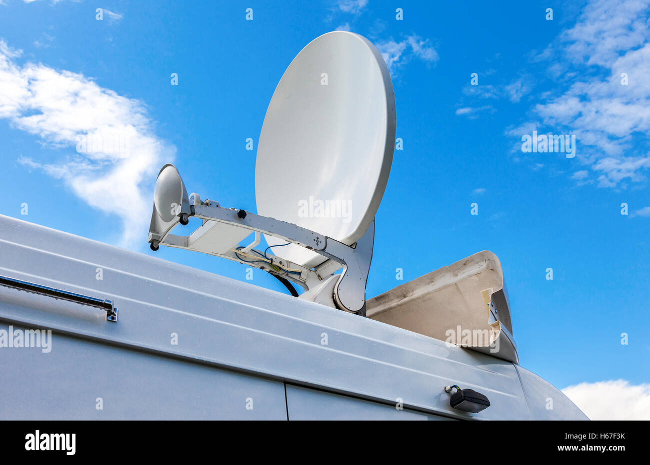 Satellitenschüssel auf dem Dach des mobilen TV-Sender montiert Stockfoto