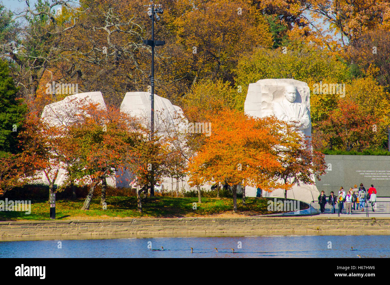 König im Herbst Martin Luther King, Jr. Memorial, umgeben von Bäumen im herbstlichen Laub. Stockfoto