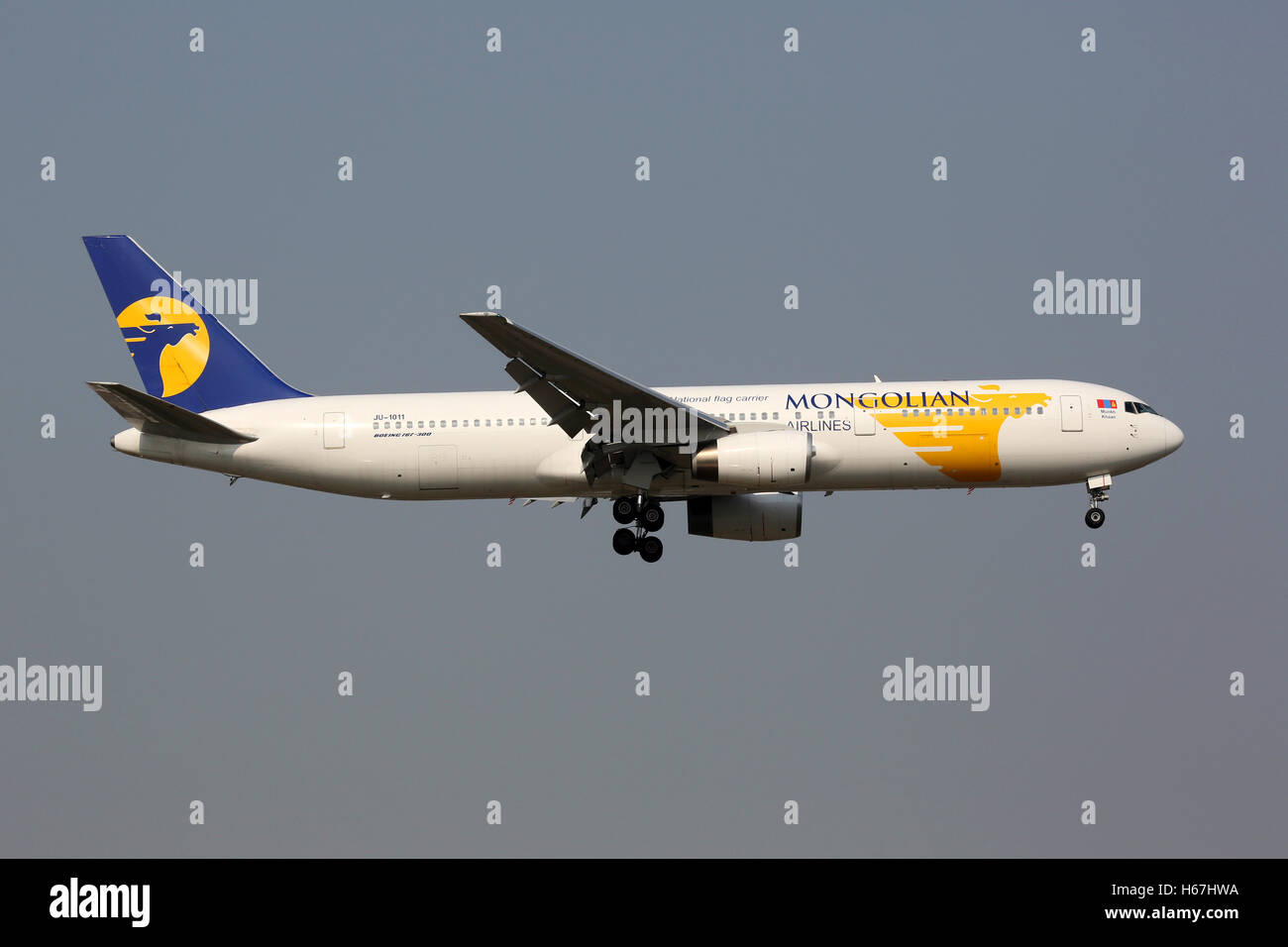 Peking, China - 21. Mai 2016: A MIAT Mongolian Airlines Boeing 767-300 mit der Registrierung JU-1011-Landung am Flughafen Peking Stockfoto
