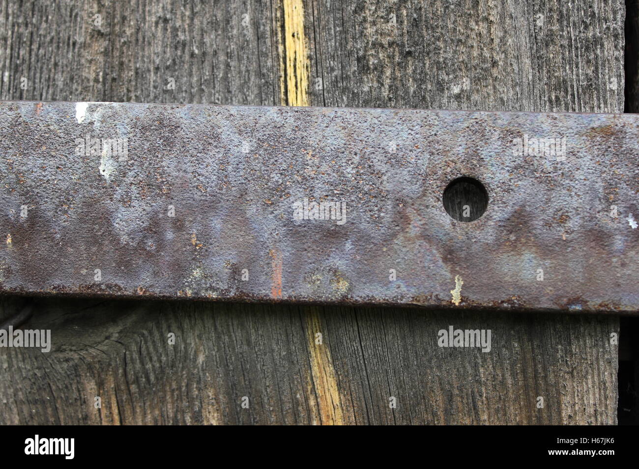 Alte Holztür mit rostigen Schrauben 20438 Stockfoto