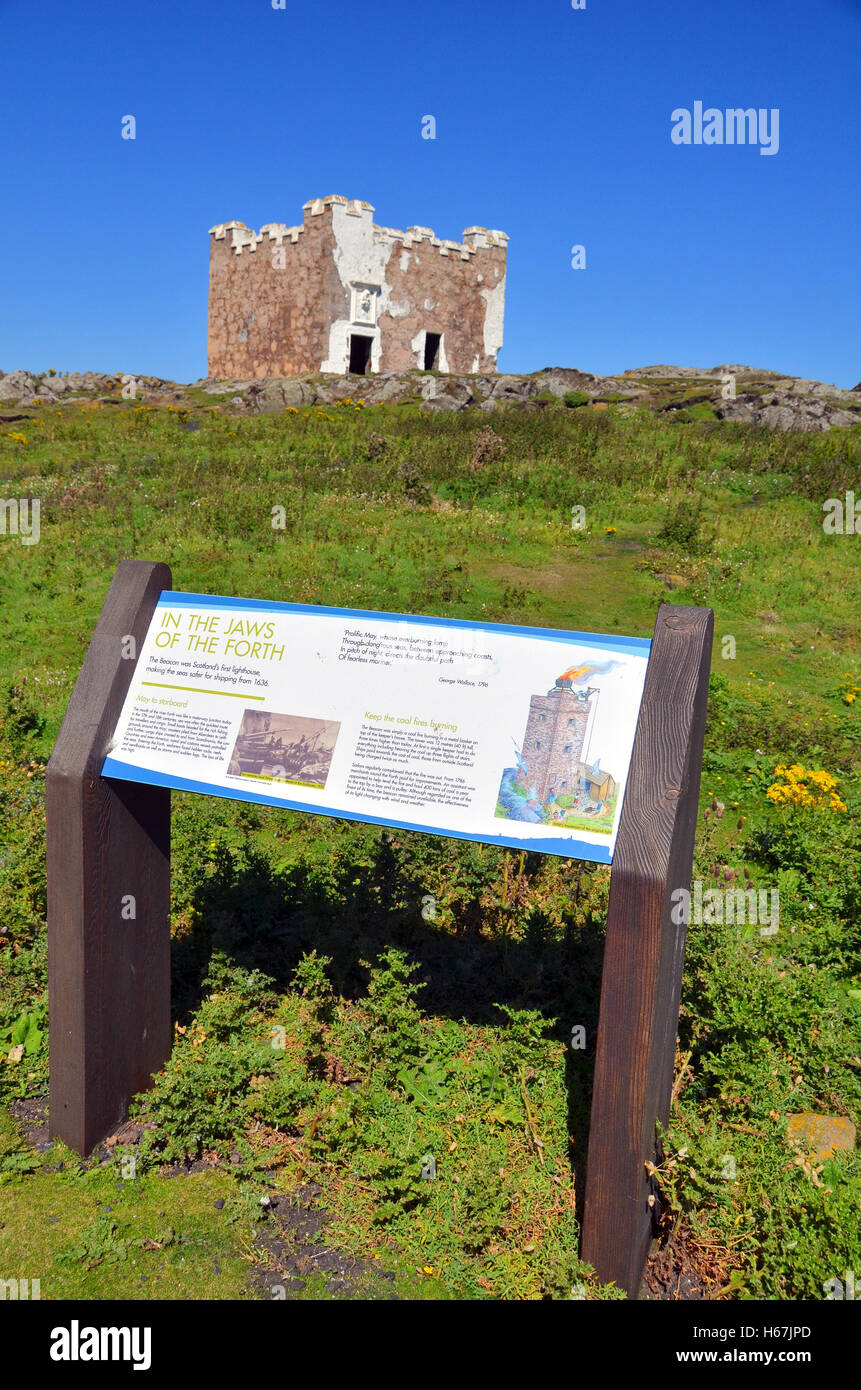 Der älteste erhaltene Leuchtturm in Schottland, The Beacon, gefunden auf der Isle of May, Fife. Eine Beschreibung ist in der foregroud Stockfoto